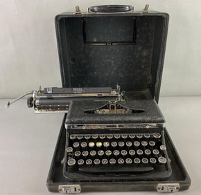 Vintage Royal De luxe Typewriter with Travel Case