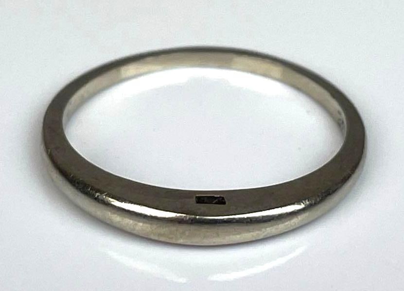 14K White Gold Wedding Ring: Stamped S & E, size 7 1/2, 2.1g total weight