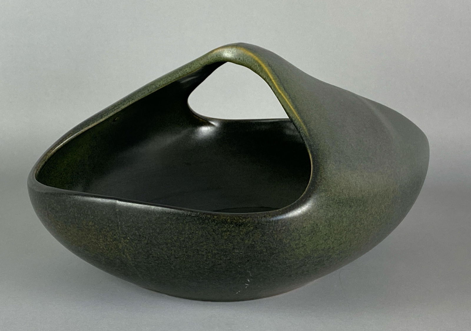 Raymor Roseville No. 166 Ovenproof Pottery Basket: Makers mark on base, measures 7 x 10 x 13 inches