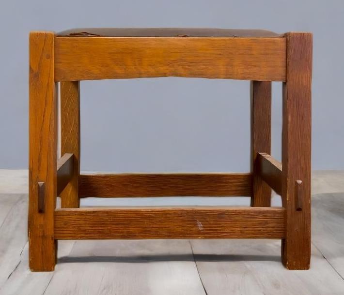 Mission Style Kunkle Furniture Mackinaw Illinois Wood Footstool: Original label on underside of cushion, some splitting on leather cushion, measudes 16 1/2 x 15 3/4 x 19 1/2 inches