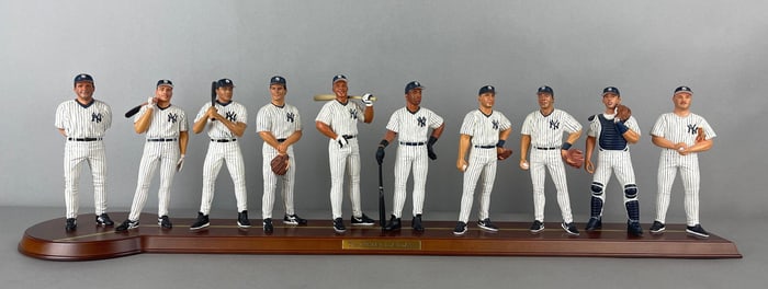 The Danbury Mint 1998 New York Yankees Team World Series Champions Figure Statue Set