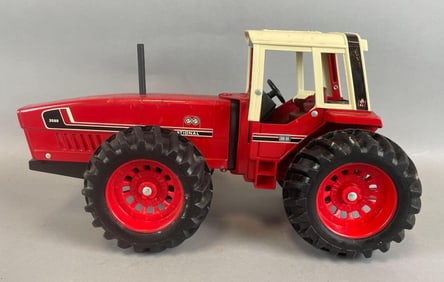 International Harvester 3588 Die-Cast Tractor