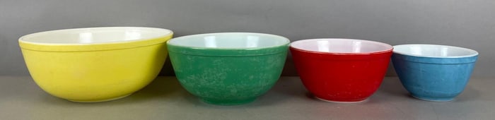 Set of 4 Vintage Pyrex Nesting Bowls