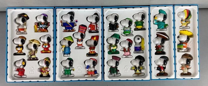 McDonalds Snoopy World Tour 2 Toys and Case