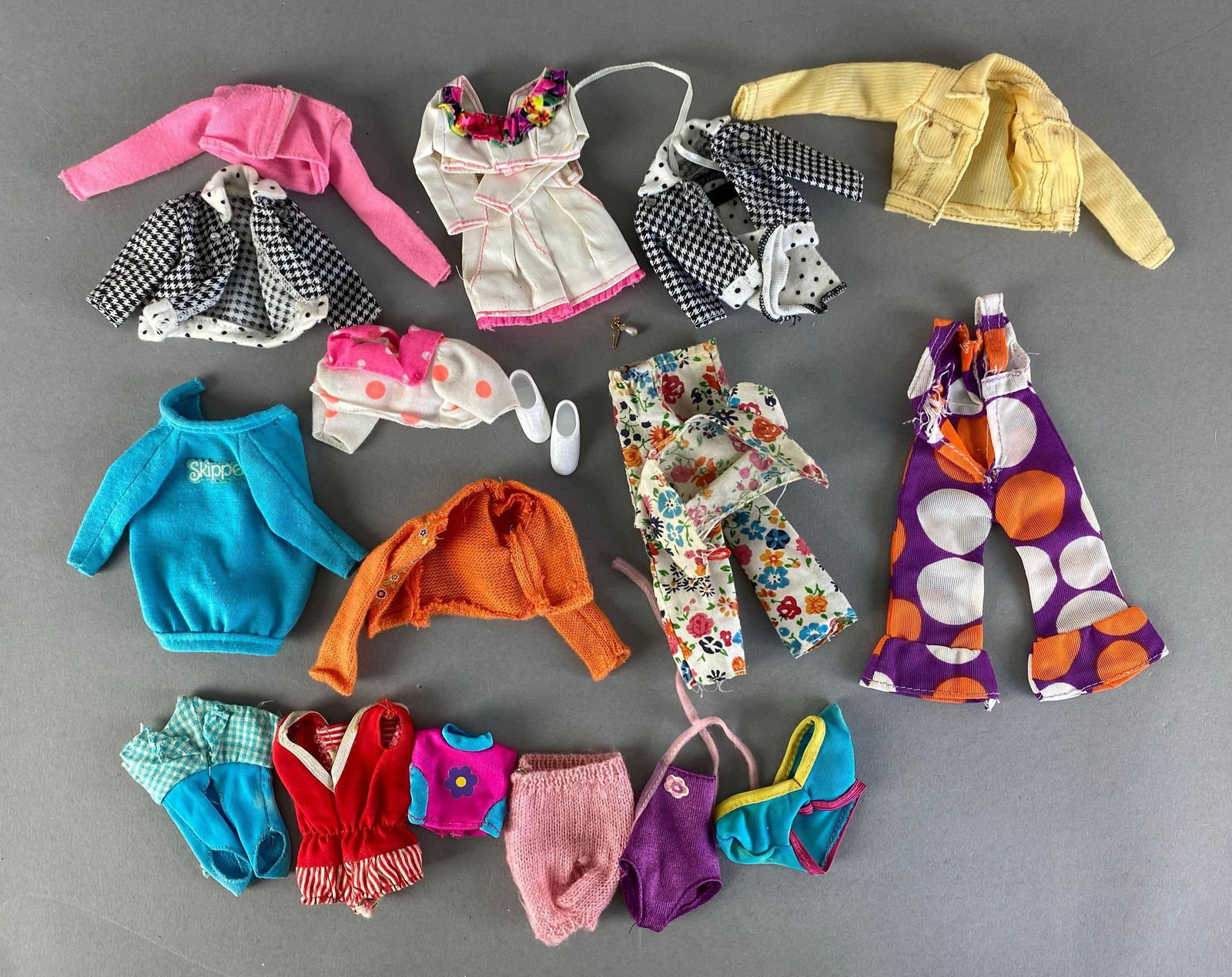 Group of 10+ Mattel Barbie Fashion Doll Accessories: Includes skipper jacket, shoes, shorts and more, most fit 9 inch doll