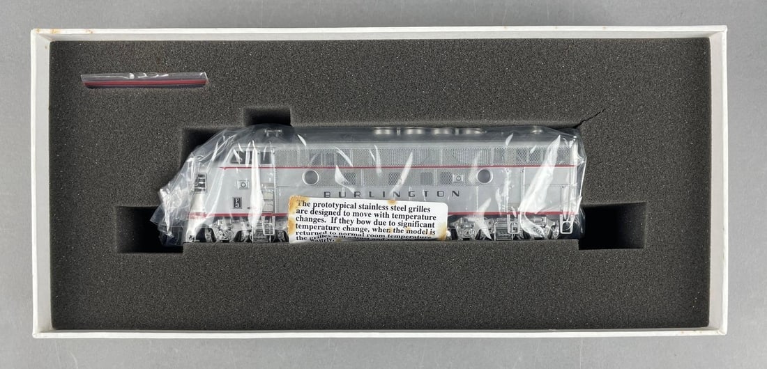 Genesis HO Scale F-3A Phase II CB&Q Locomotive: Like new in original packaging