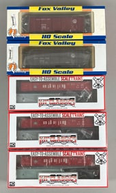 Group of 5 HO Scale Model Train Cars