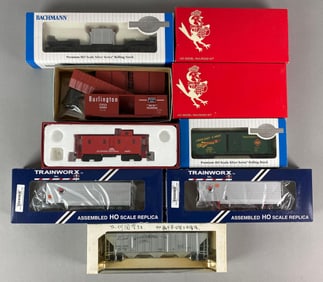 Group of 9 HO Scale Model Train Cars