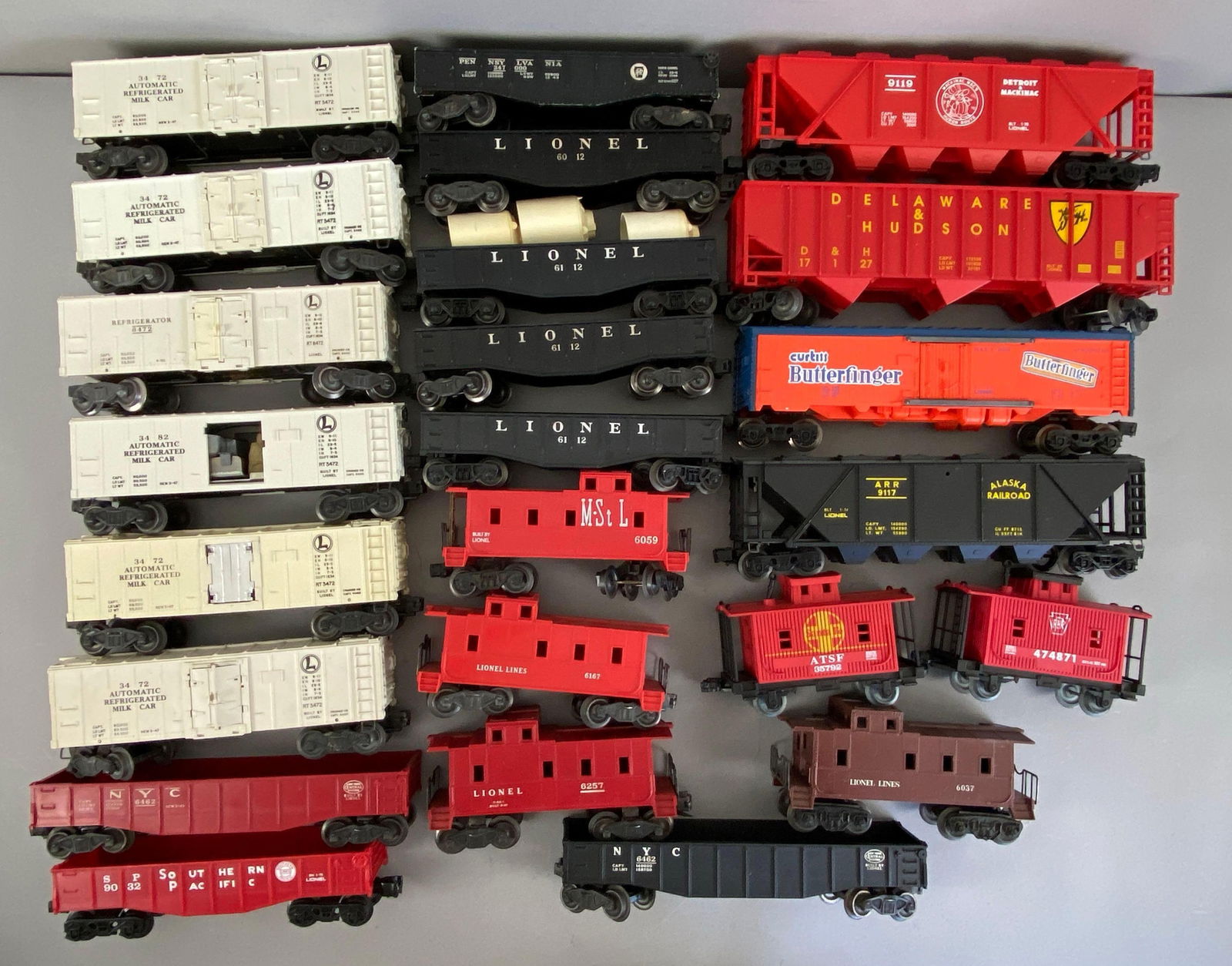 Group of Lionel O Scale Train Cars (1 of 3)