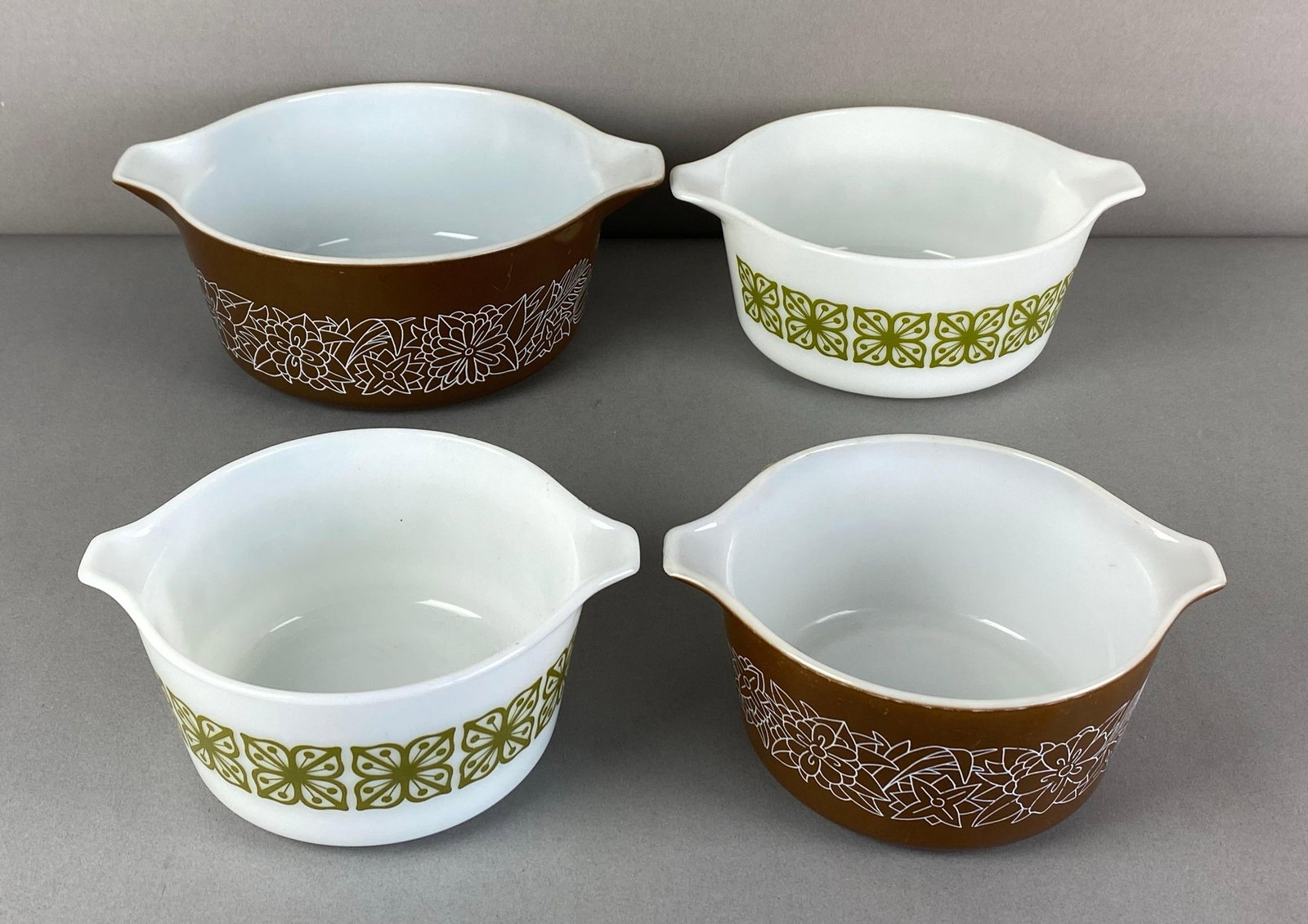 Group of 4 Pyrex Glass Nesting Mixing Bowls (1 of 3)