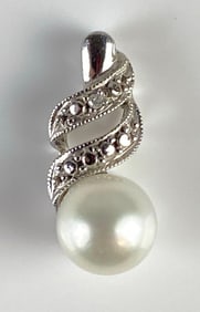 10K White Gold Pearl and Diamond Necklace Pendant