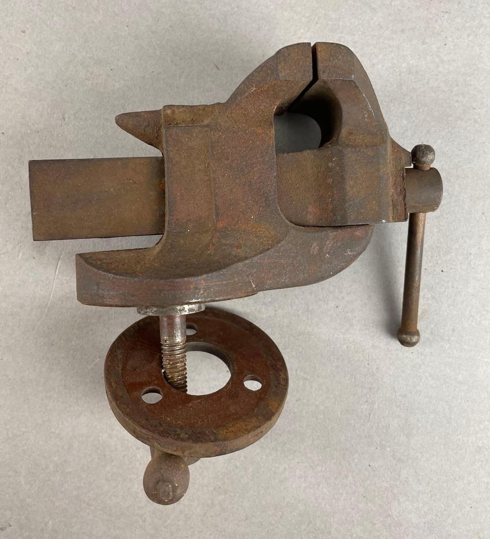 Vintage Tabletop Vise (1 of 3)