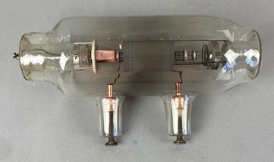 SRS-302 Transmitting Tetrode Tube (1 of 3)
