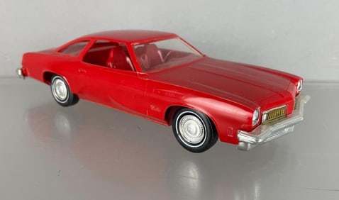 Jo-Han 1975 Oldsmobile Cutlass Red Snap Model Car