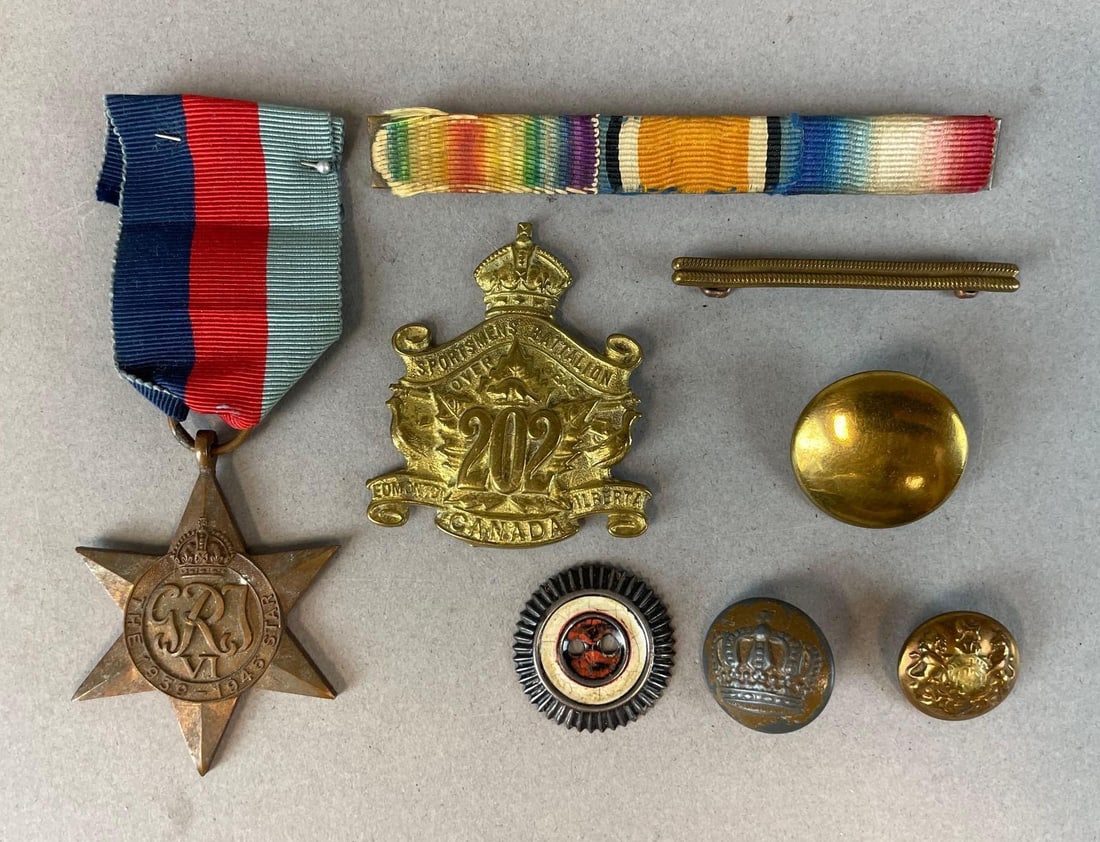 Group of US Military Buttons and Badges (1 of 2)