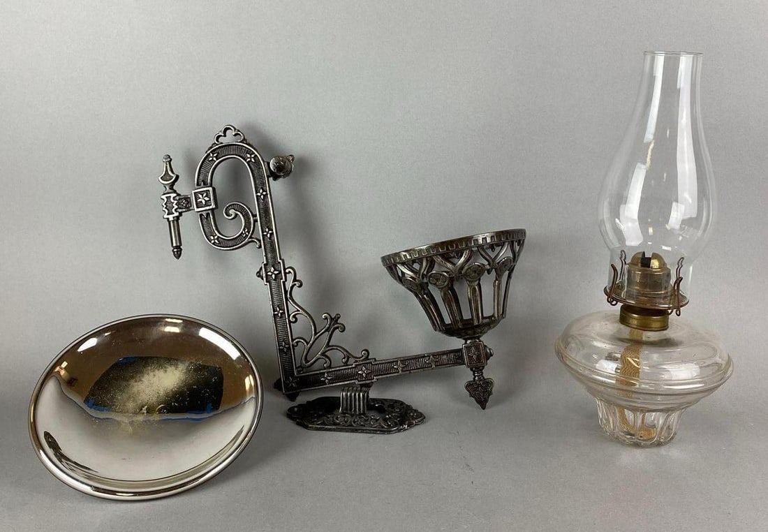 Antique Cast Iron Oil Lamp Wall Sconce (1 of 2)