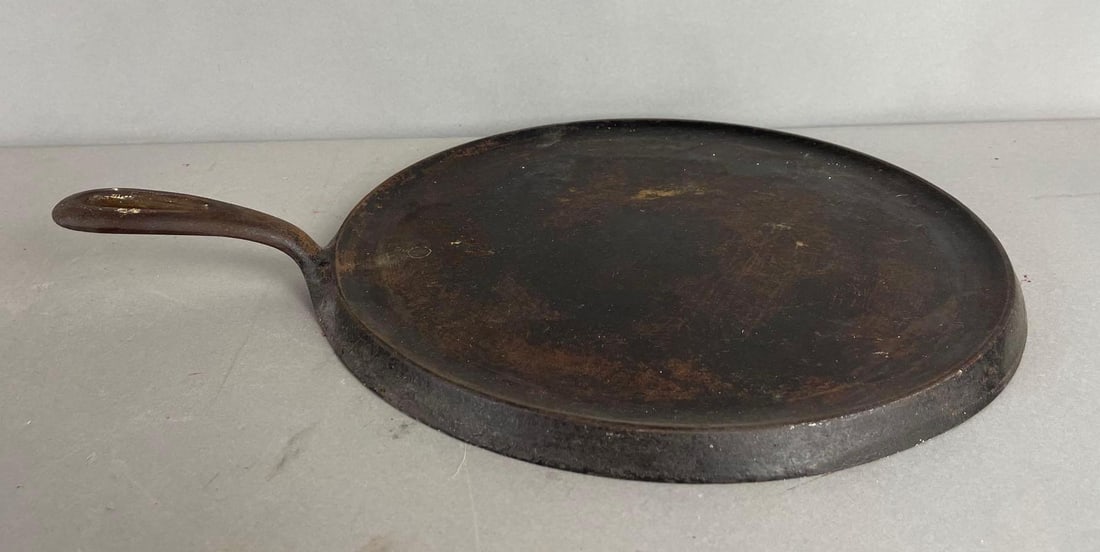 Vintage Griswold #10 Cast Iron Griddle (1 of 3)