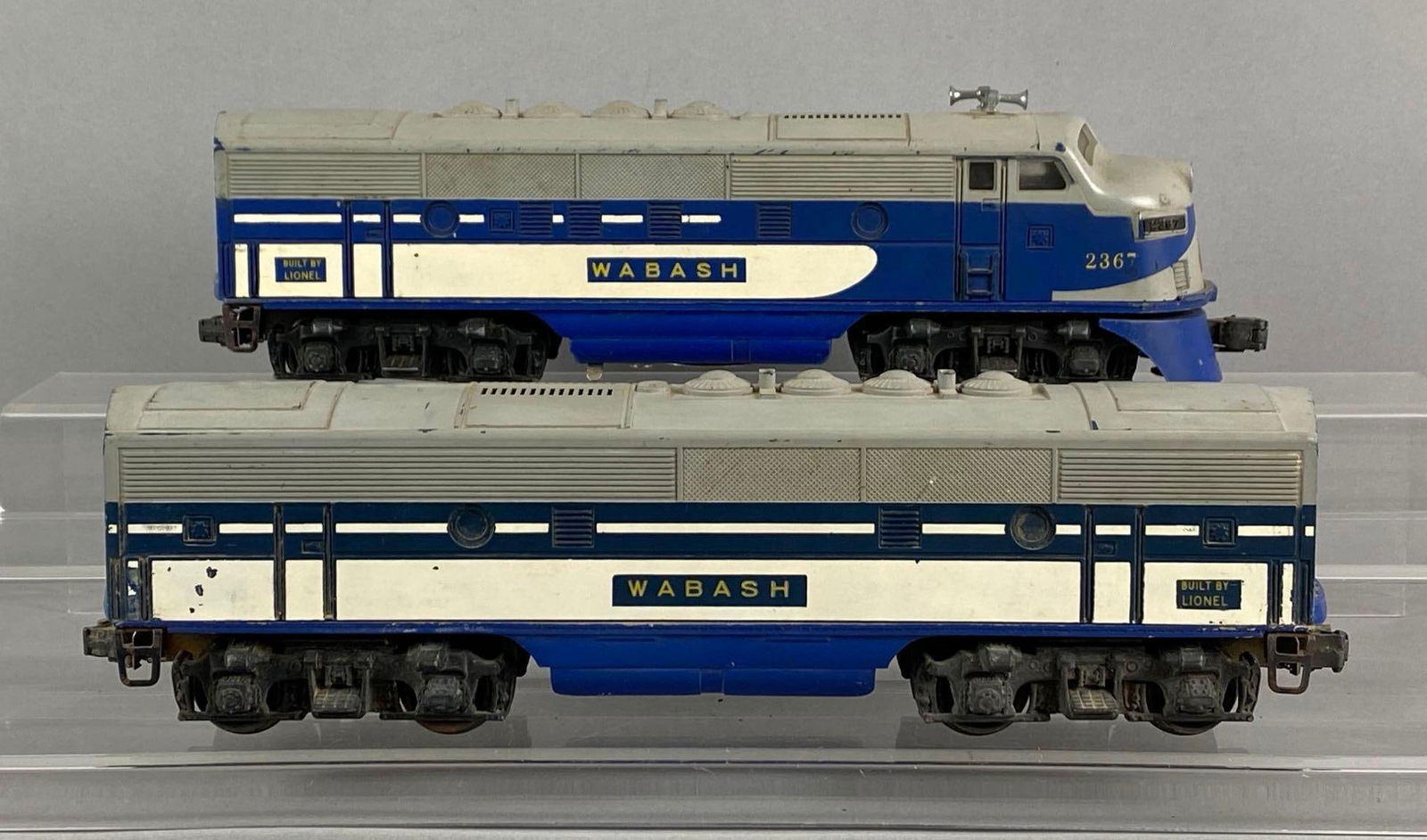 Lionel O Scale Wabash Diesel Locomotive and Tender (1 of 3)