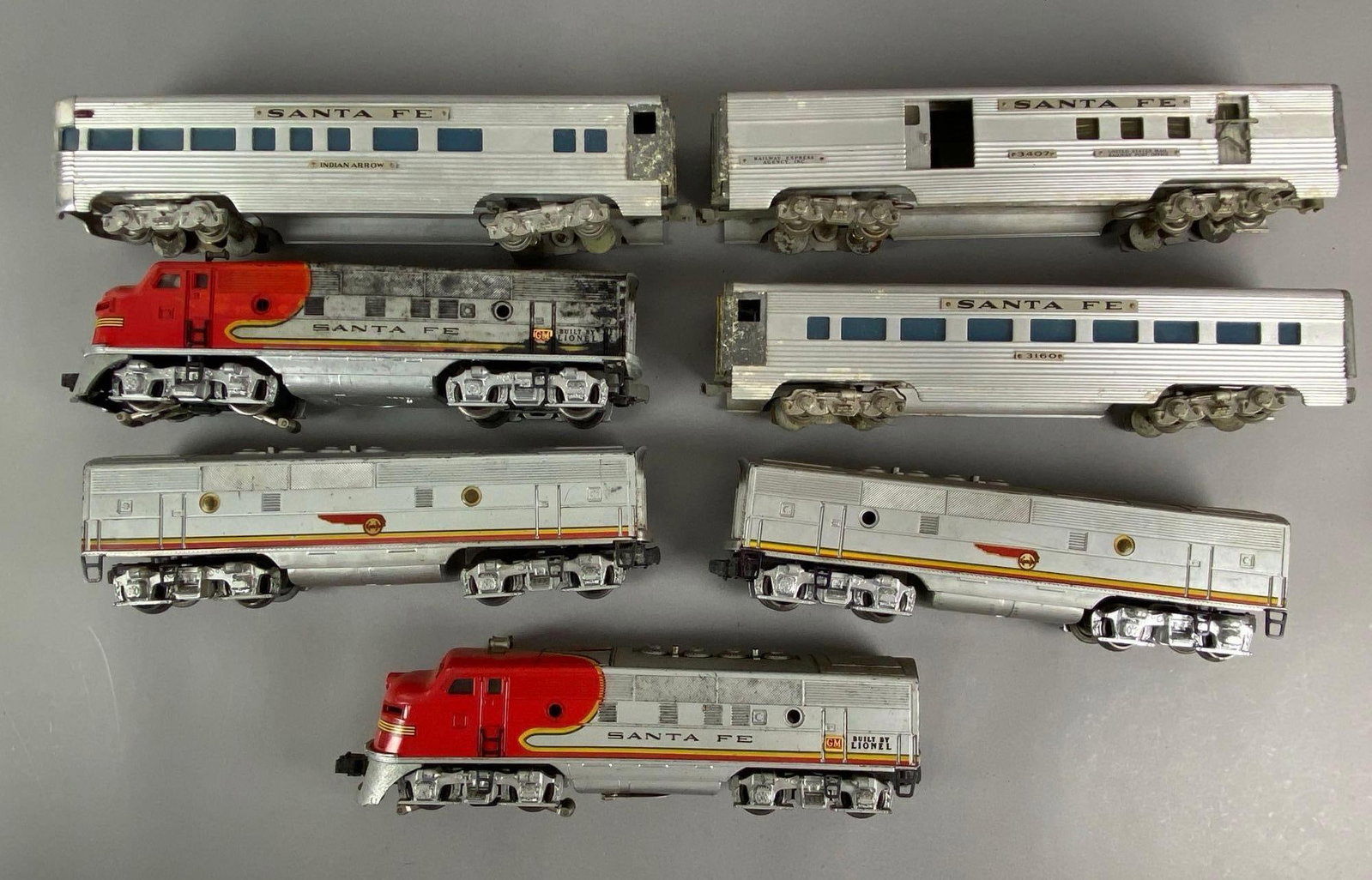 Group of Lionel O Scale Santa Fe Locomotives and More: untested, includes 2 locomotives, tenders, and passenger cars, longest locomotive measures 13 1/2” W