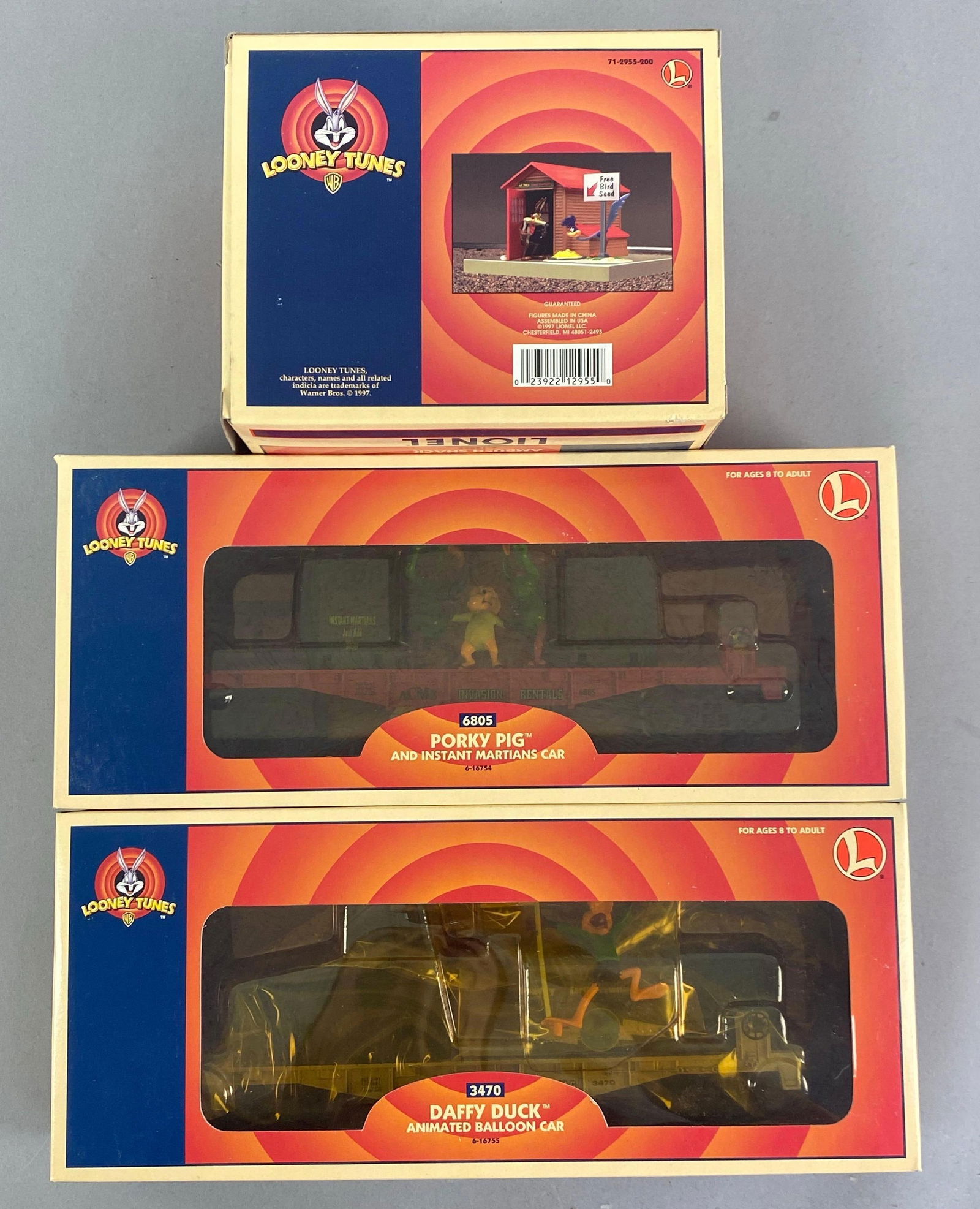 Group of 3 Lionel O Scale Looney Tunes Model Trains Cars and Building: Like new in packaging, includes Daffy Duck balloon car, porky pig instant martians car and ambush shack, longest car Measures 11” W