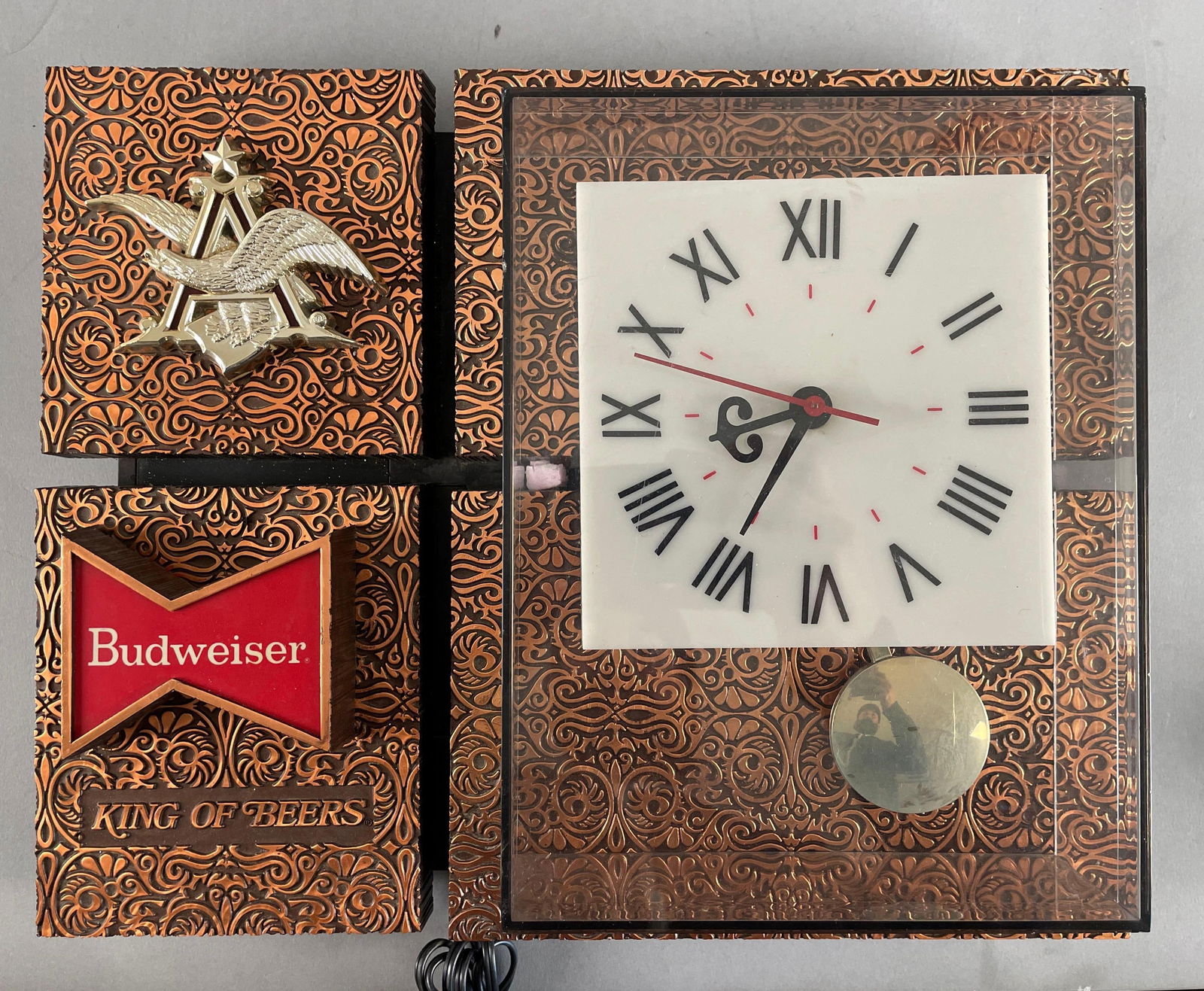 Budweiser King of Beers Light-Up Advertising Clock (1 of 4)