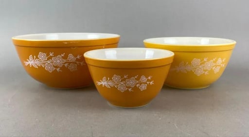 Group of 3 Vintage Pyrex Nesting Mixing Bowls