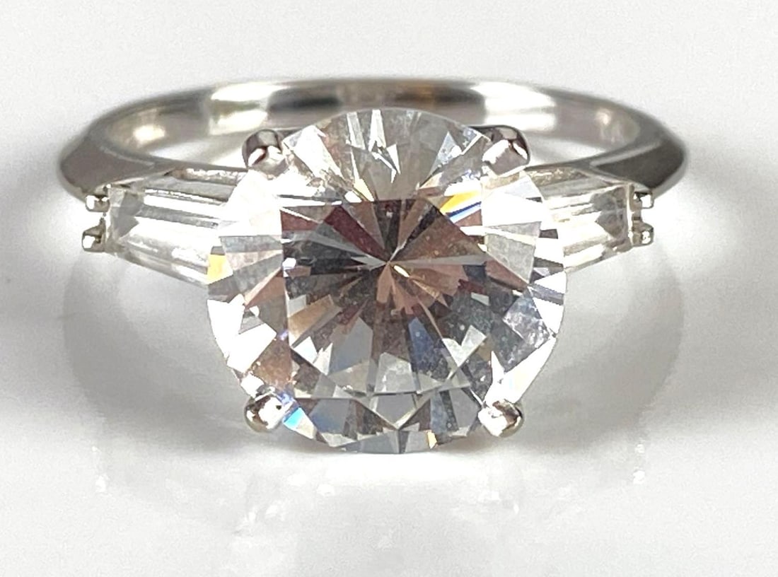14K White Gold Masterpiece Clear Spinel Ring: Total weight 4.4g, Size 8 1/2.