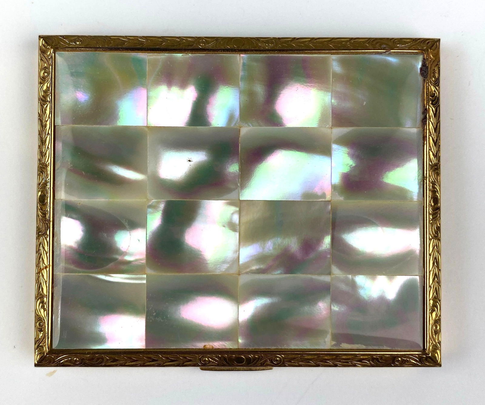 Antique American Beauty Mother of Pearl Makeup Compact (1 of 3)