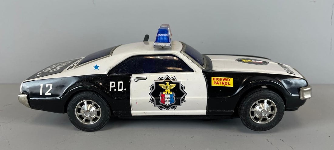 Vintage Tin Litho Highway Patrol Battery Operated Police Car: Working condition, measures H 3 3/4" x W 4" x D 10 1/4"