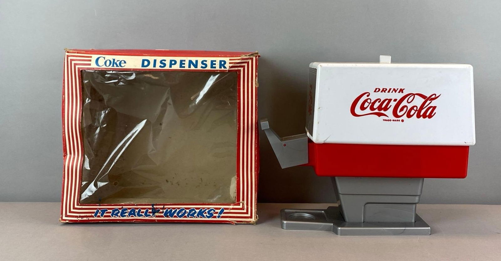 Vintage Trim Mold Coca-Cola Toy Dispenser (1 of 2)