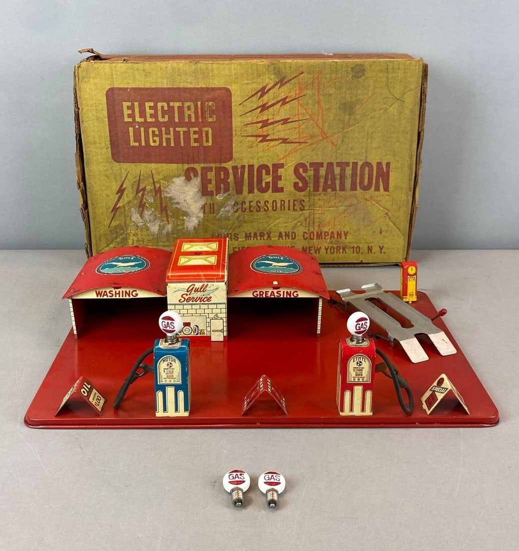 Vintage Marx Electric Lighted Tin-Litho Service Station (1 of 2)