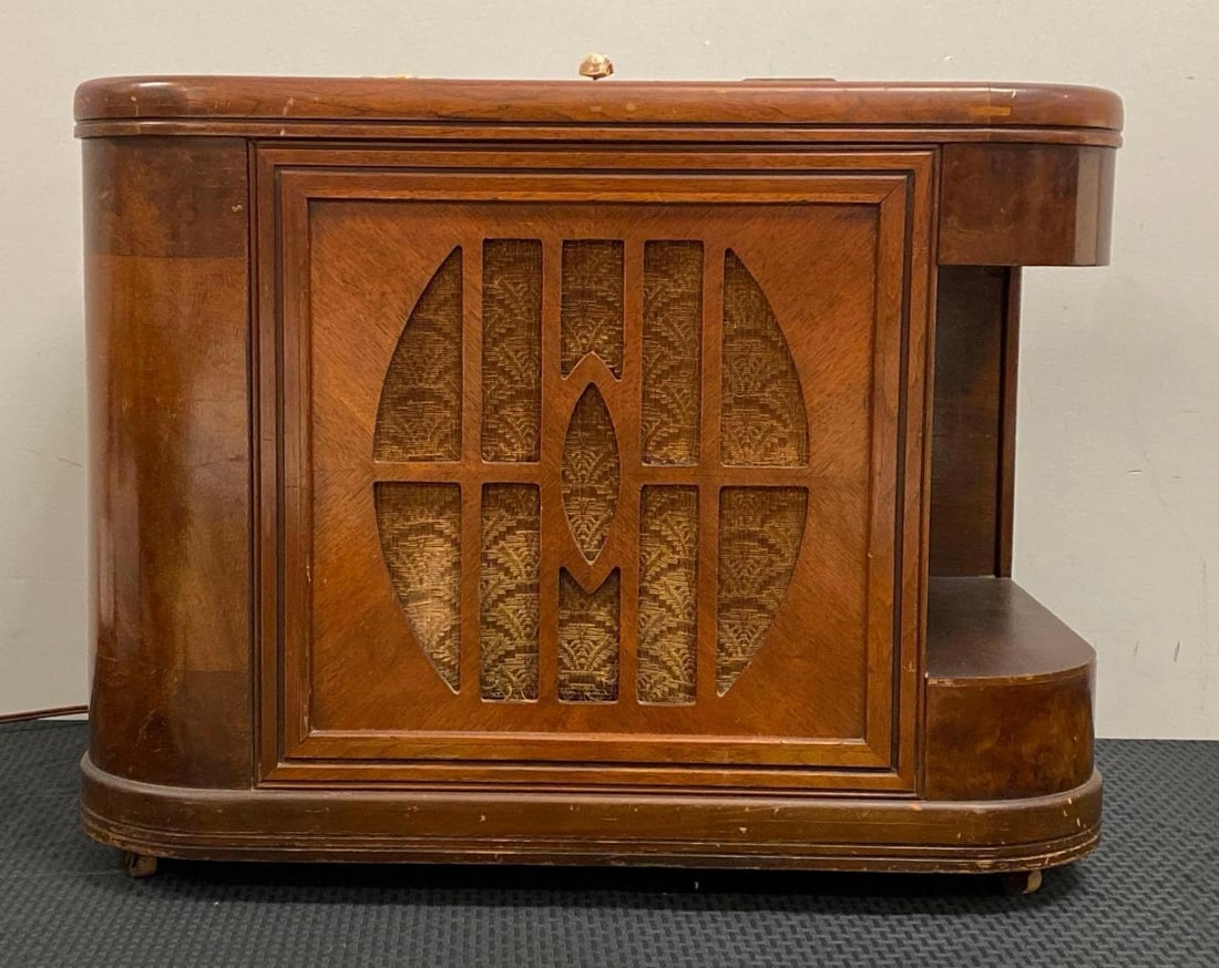 Zenith Radio Corp. Broadcast/Shortwave Receiver Radio: NO SHIPPING AVAILABLE. THIRD PARTY SHIPPING RECOMMENDED. 1940, Powers on but was unable to find station, Model No. 8S451, Original knob on top with some cracks, Dial warped, Measures 21 x 27 x 16 inch