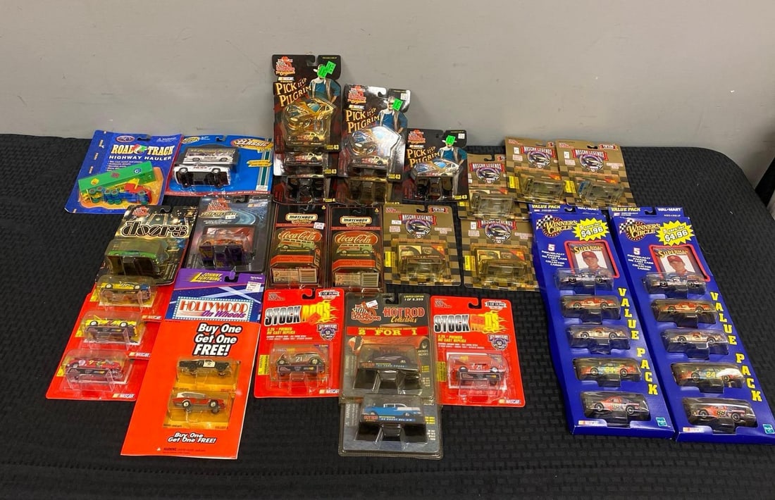 Assorted Matchbox Cars: Mixed lot