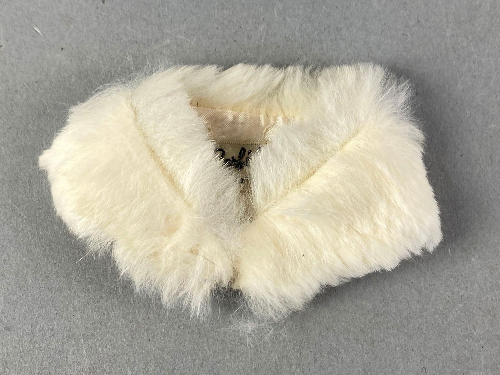 Mattel Barbie Stole Accessory: White lining