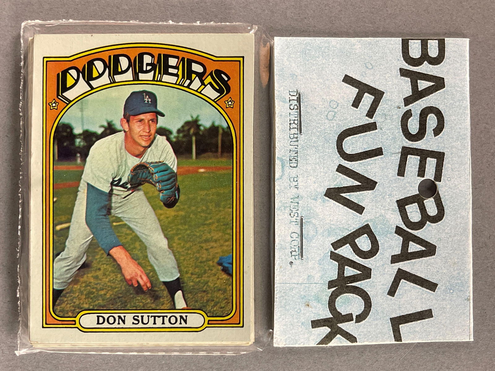 1972 Topps Baseball West Corps Cello Fun Pack with Don Sutton on Top (1 of 2)