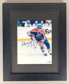 Wayne Gretzky Signed Framed and Matted 8 x 10 Photo with JSA COA
