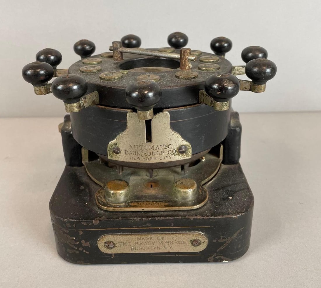 Vintage Brady Mfg. Co. Automatic Bank Pinch (1 of 3)