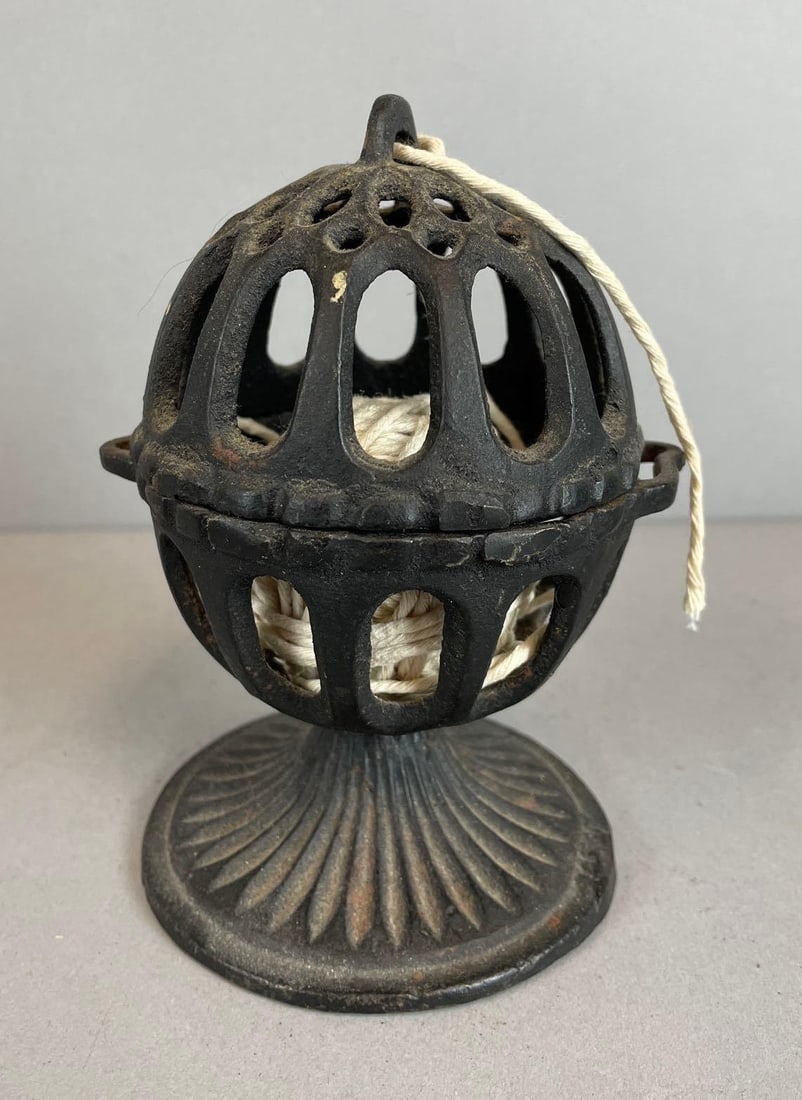 Antique Cast Iron String Holder (1 of 2)