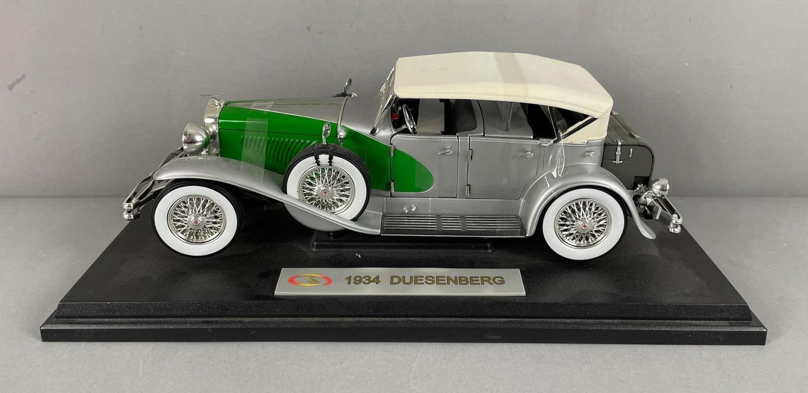 Signature Models 1934 Duesenberg Model J Die-Cast Car (1 of 3)