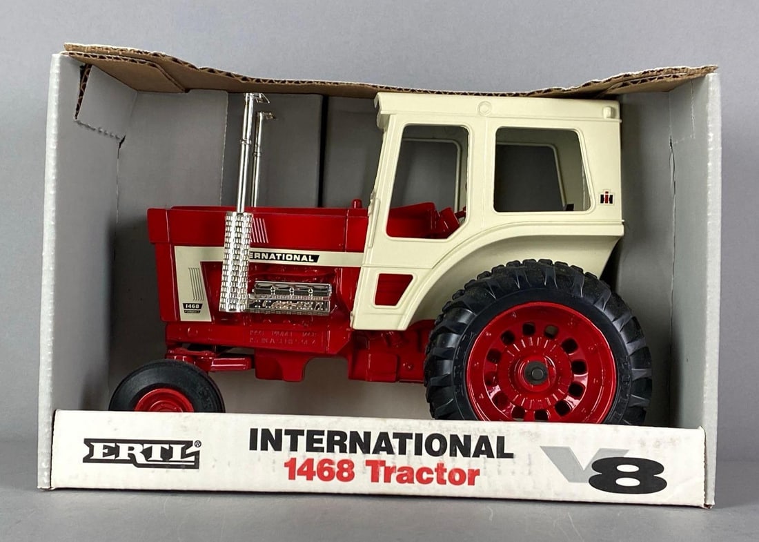 ERTL International 1468 V8 Die-Cast Tractor (1 of 3)
