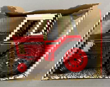 ERTL International 1586 Tractor With Cab