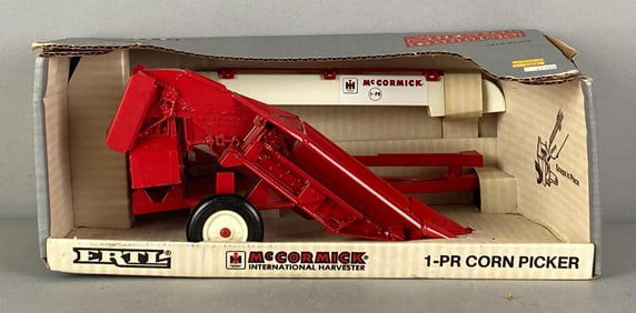 ERTL International Harvester McCormick 1-PR Corn Picker