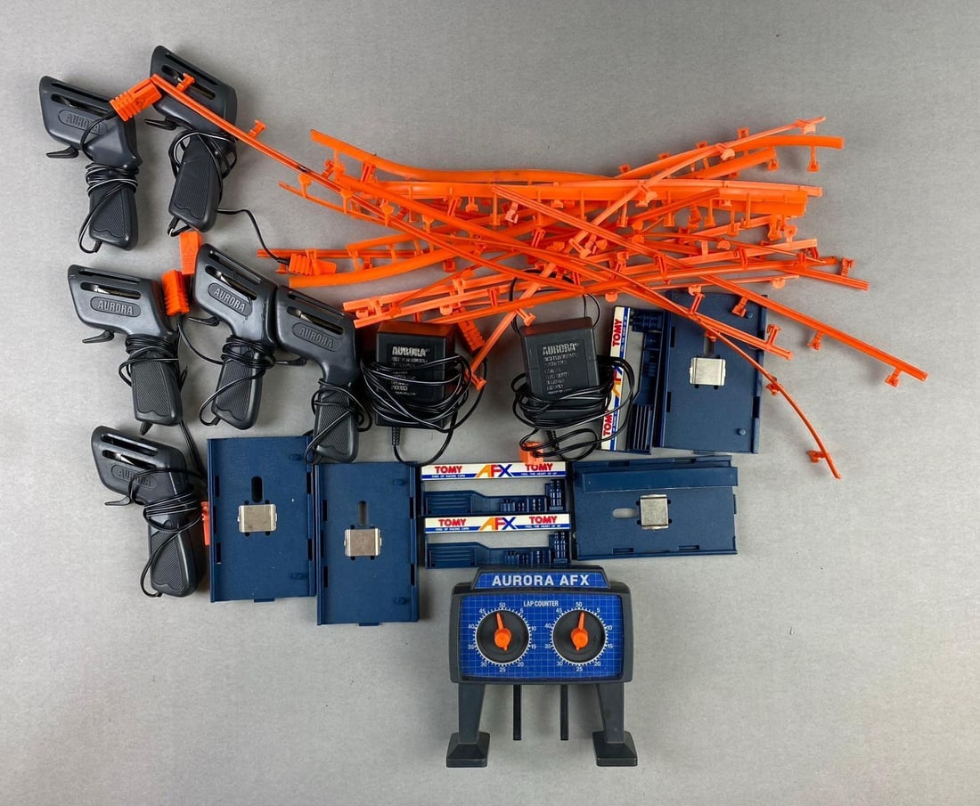 Vintage Aurora Slot Car Accessories (1 of 3)