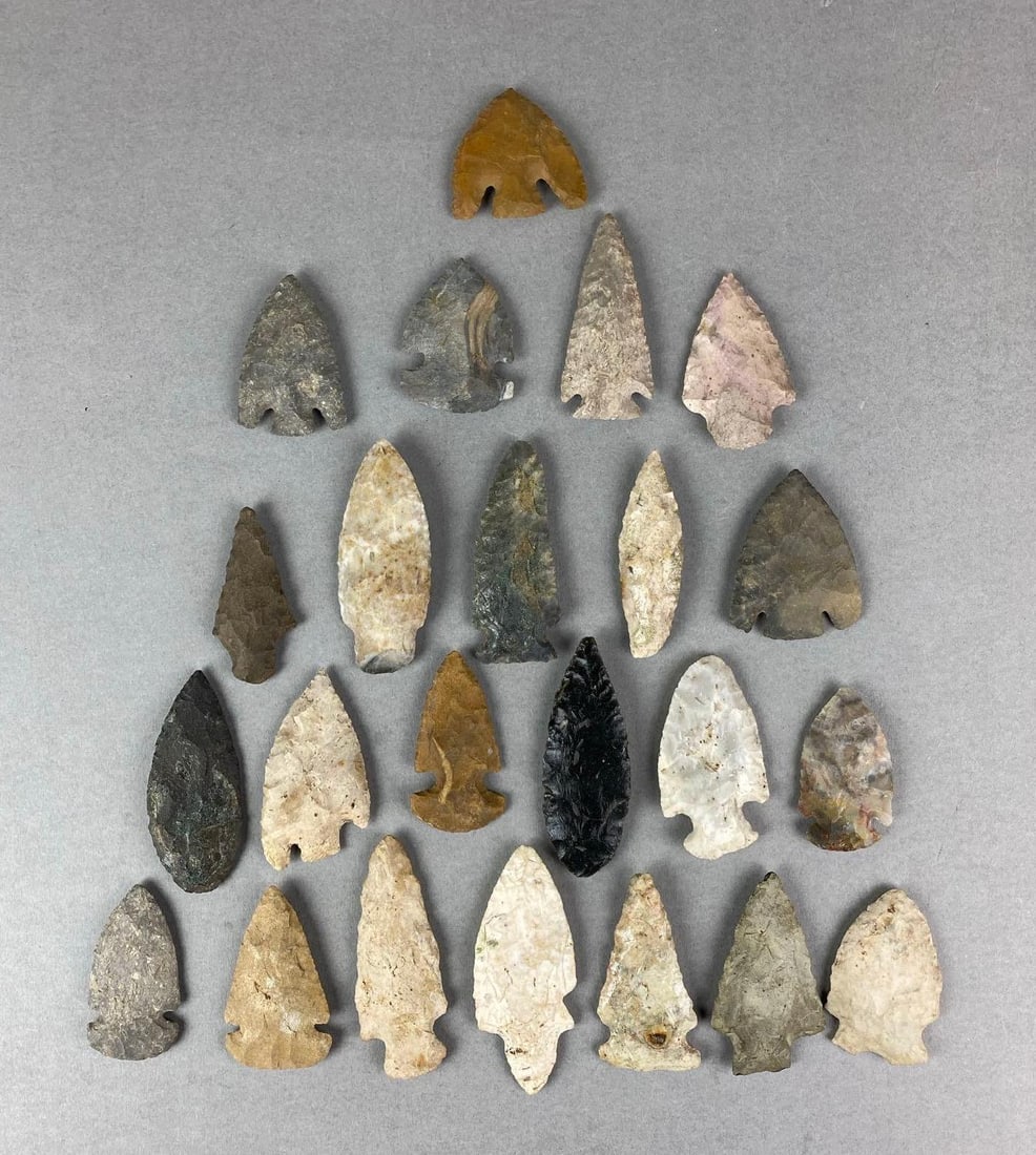 Group of Contemporary Native American Artifact Arrow Heads (1 of 3)