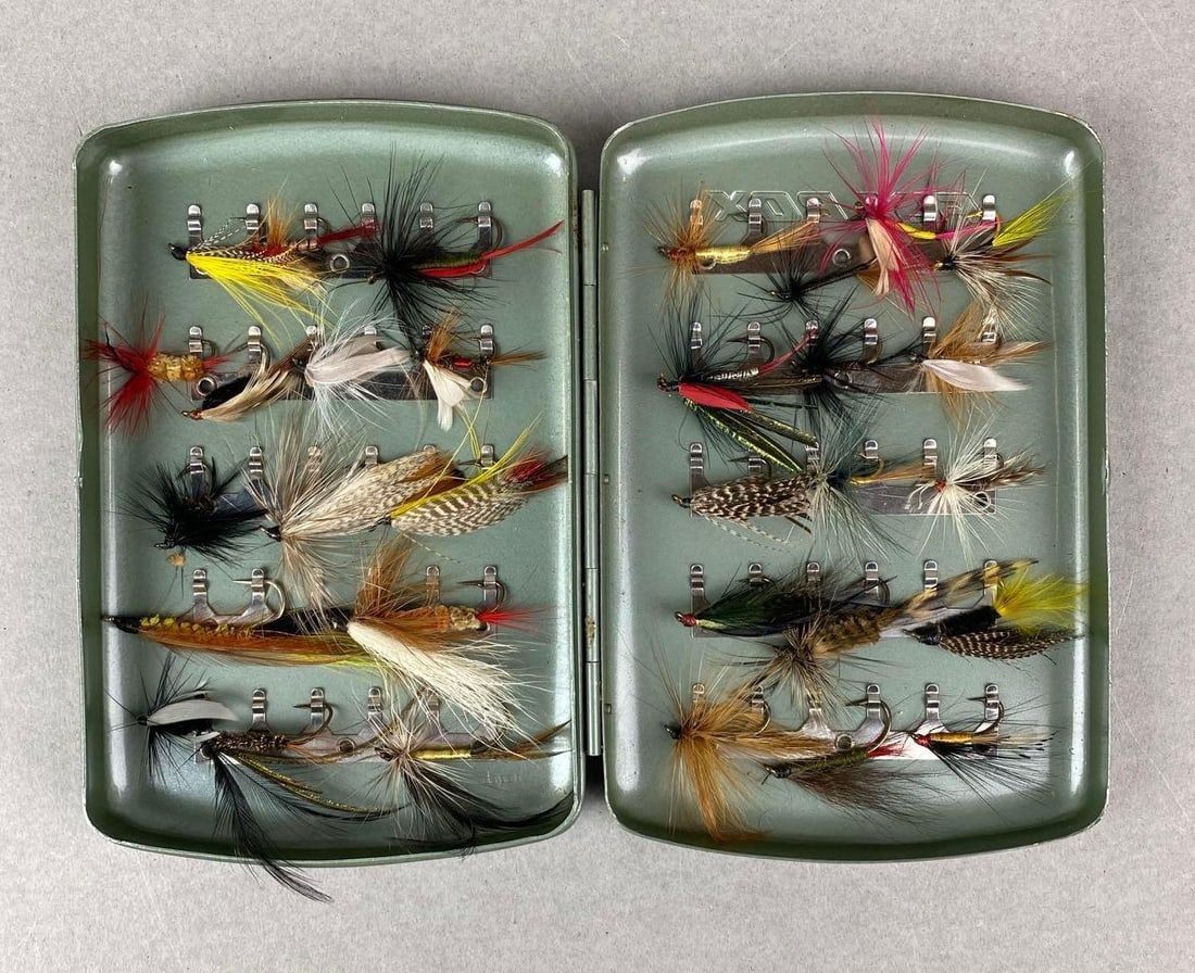 Vintage Japanese Fly Fishing Fly Box (1 of 3)