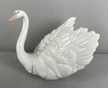 Lladro White Swan Porcelain Figurine