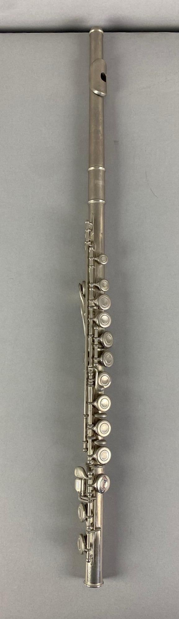 Holton Flute: Measures 26 1/2” H