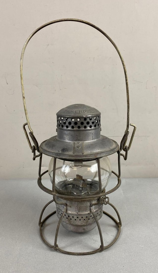 Vintage New York Central Kerosene Oil Lantern (1 of 3)
