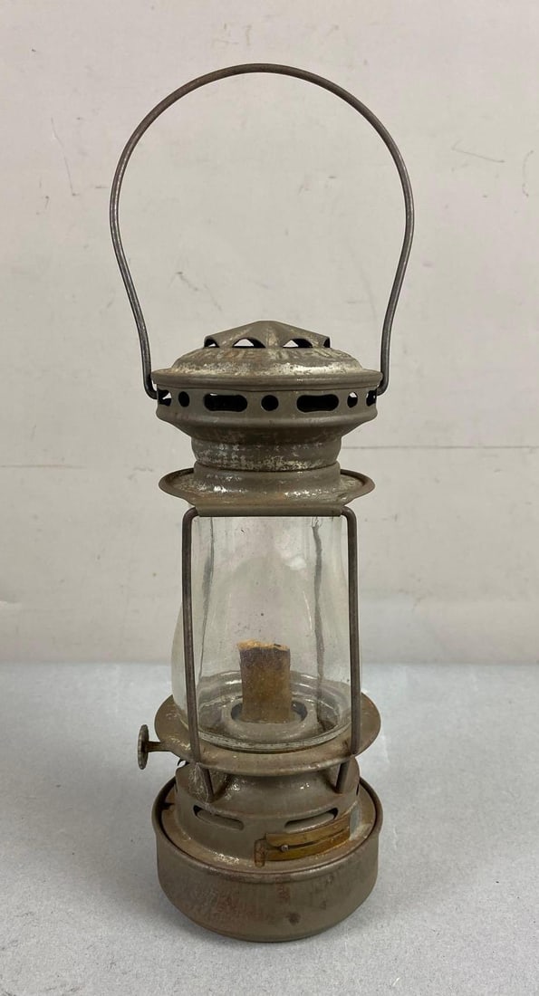 Vintage Dietz Scout Kerosene Oil Lantern (1 of 3)