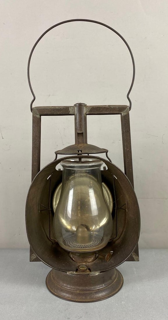 Antique Dietz Beacon Dash Kerosene Oil Lantern (1 of 3)